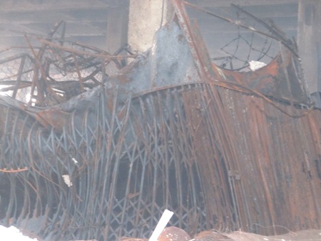 Tiểu thương ngất xỉu khi chứng kiến gian hàng của mình đã thành tro bụi.