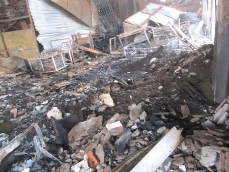 Tiểu thương ngất xỉu khi chứng kiến gian hàng của mình đã thành tro bụi.