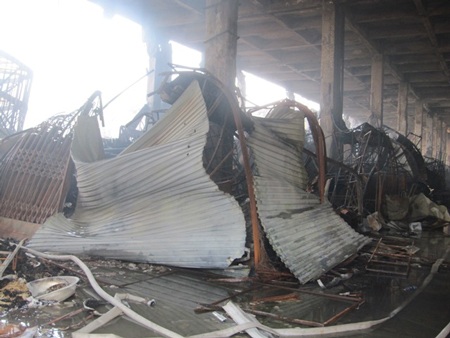 Tiểu thương ngất xỉu khi chứng kiến gian hàng của mình đã thành tro bụi.