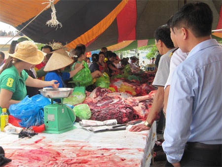 Lễ hội chọi trâu Đồ Sơn “quá tải”, phe vé bán cả… giấy mời - 8 Thịt trâu chọi ở khu vực này đắt gấp đôi khu giết mổ