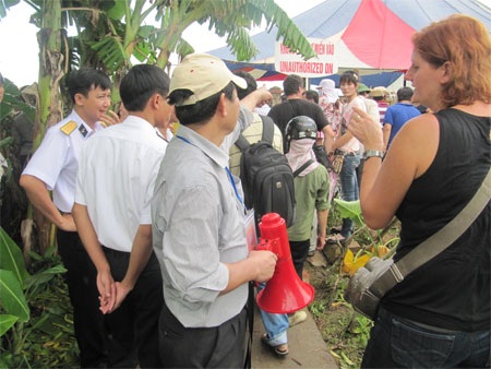 Lễ hội chọi trâu Đồ Sơn “quá tải”, phe vé bán cả… giấy mời - 7 Khu vực cấm vào nhưng người vẫn ùn ùn đổ vào để mua thịt trâu giá rẻ