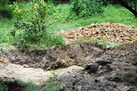 “Tiên ông” chỉ chỗ giấu vàng?! - 1 Một cái hố nhỏ phía sau miếu do nhóm người kia đào trên phần đất của ông Nguyễn Văn Bé Cư.