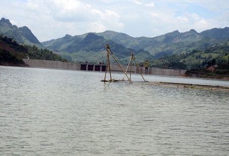 Hồ thủy điện Mường Hum - nơi phát hiện thi thể cô giáo Lý Thị Hồng.