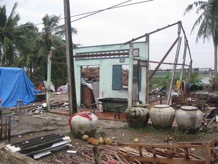 Quê nghèo tan hoang vì lốc xoáy - 1 Nhà dân tan hoang
