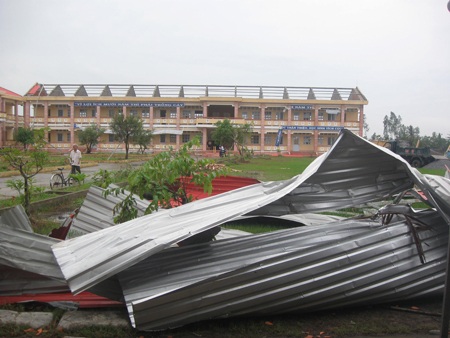 Quê nghèo tan hoang vì lốc xoáy - 2 Cả ngôi trường tiểu học mới xây bị tốc sạch mái (Hình ảnh ghi tại xã Mỹ Bình)