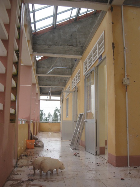 Cả ngôi trường tiểu học mới xây bị tốc sạch mái (Hình ảnh ghi tại xã Mỹ Bình)
