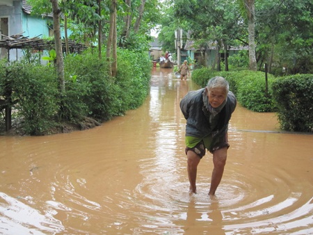 Cận cảnh mưa lớn, lũ đổ về gây sạt lở quốc lộ nghiêm trọng - 7 Nước lũ dâng cao ở Quảng Trị