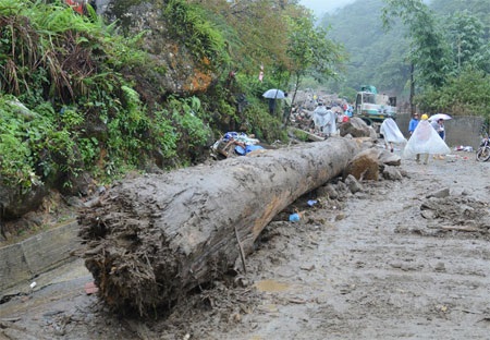 Những hình ảnh tan hoang nơi trận lũ kinh hoàng đi qua - 2 Phạm Ngọc Bằng