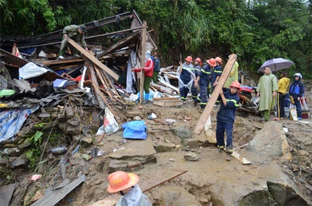 Những hình ảnh tan hoang nơi trận lũ kinh hoàng đi qua - 3 Phạm Ngọc Bằng