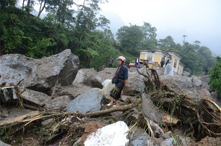 Những hình ảnh tan hoang nơi trận lũ kinh hoàng đi qua - 4 Phạm Ngọc Bằng