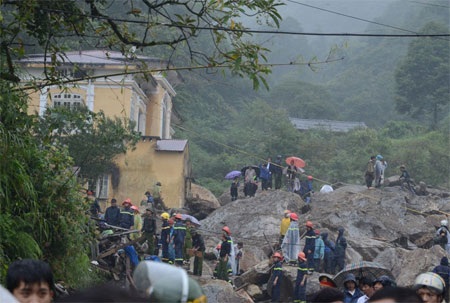 Những hình ảnh tan hoang nơi trận lũ kinh hoàng đi qua - 5 Phạm Ngọc Bằng