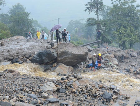 Những hình ảnh tan hoang nơi trận lũ kinh hoàng đi qua - 8 Phạm Ngọc Triển