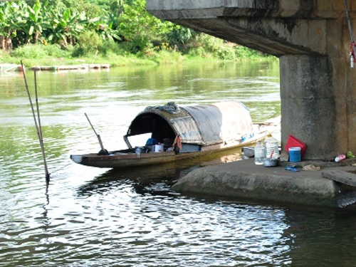 Ngủ ở móng cầu, bé 3 tuổi chết đuối - 1 Móng cầu Hương Cần - nơi xảy ra cái chết thương tâm của cháu bé