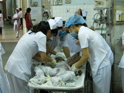 3 mẹ con tử vong vì nổ bình gas: Có thể là một vụ tự tử - 1 Cháu Ngô Hoàng Lâm tại bệnh viện trước đó (Ảnh: Dương Chí Tưởng)