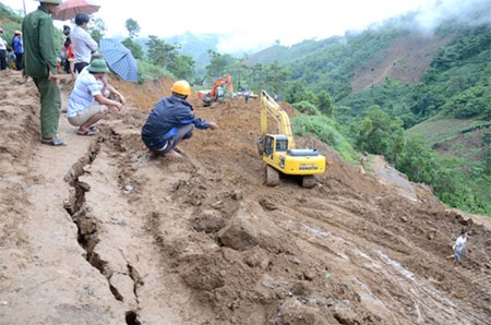 Dùng chó nghiệp vụ tìm kiếm nạn nhân trận lũ quét kinh hoàng - 2 Dùng chó nghiệp vụ tìm kiếm nạn nhân trận lũ quét kinh hoàng