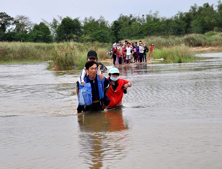 Làng giữa sông “đơn độc” khi lũ về - 2 Vội đưa con đến trường, có cha mẹ đành mạo hiểm lội sông