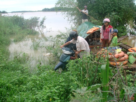 Những chuyến đò chênh vênh chở nặng qua sông