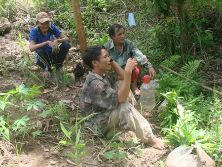 Ông Thanh (áo xanh), anh Lang và anh Tri ngồi nghỉ trong quá trình lao động