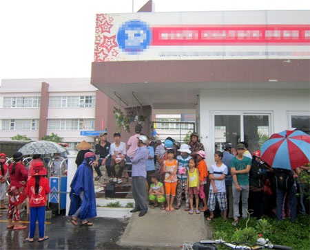 Người dân không quản trời mưa gió, đứng trước cổng nhà máy phản đối