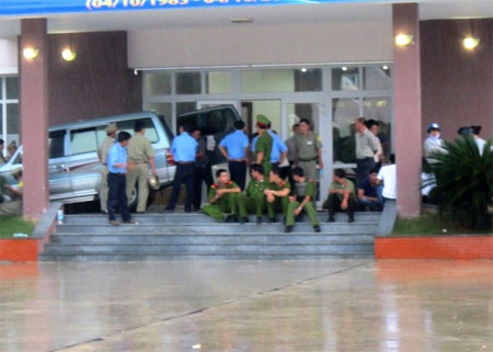 Bảo vệ, vệ sĩ, dân quân tự vệ đứng trong khuôn viên nhà máy