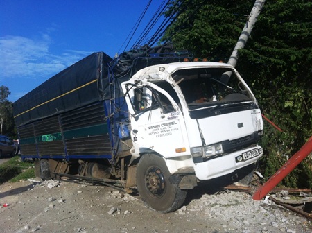 Xe tải đâm gãy 2 trụ điện, áp sát nhà dân