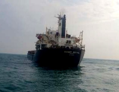 Tàu nước ngoài mắc cạn bị trôi dạt hàng chục km - 1 Tàu bị trôi dạt hàng chục km kéo theo lượng dầu FO tràn dài trên vùng biển Quảng Ngãi.