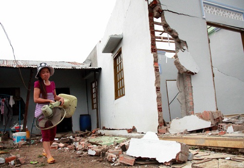 Người dân chuyển đồ đạc di dời đến nơi ở khác.