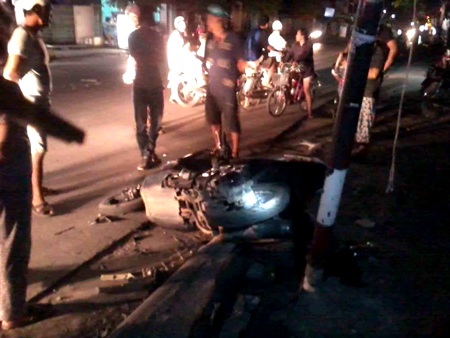 Một chiếc xe máy lăn lóc tại hiện trường