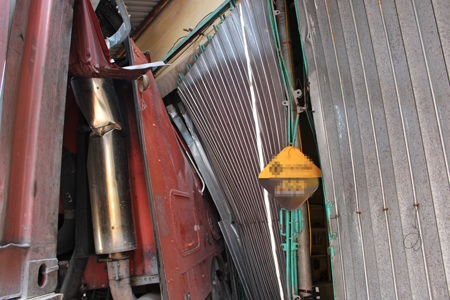 Đầu xe húc thẳng vào nhà dân