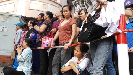 Nhiều người dân chưa được vào viếng đành chọn cách vái vọng từ xa (Ảnh: Tiến Nguyên)