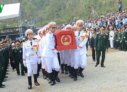 Toàn cảnh Quốc tang Đại tướng Võ Nguyên Giáp - 18 Linh cữu Đại tướng được đưa lên núi Rồng, chuẩn bị đưa vào nơi an táng (Ảnh: VOV)