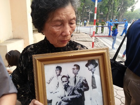 Bức ảnh quý mà bà Thúy mang theo để viếng Đại tướng (Ảnh: Hồng Hải)