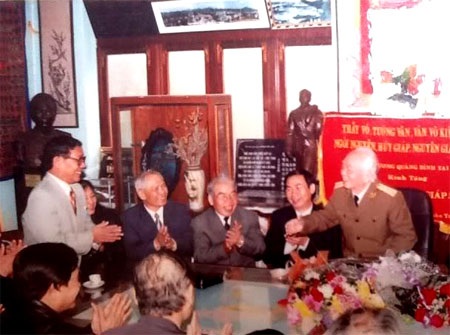 Thầy Võ, Tướng Văn - 3 Đại tướng vui vẻ tiếp chuyện những người đồng hương Quảng Bình.