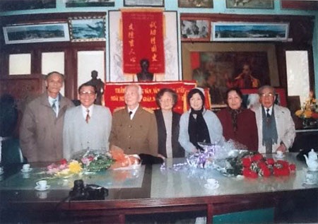 Thầy Võ, Tướng Văn - 2 Tác giả (thứ 2 từ trái qua) chụp ảnh lưu niệm cùng Đại tướng