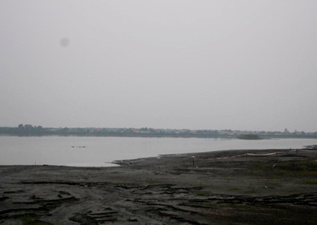 Hồ chứa xỉ thải, nơi hai học sinh chết đuối.