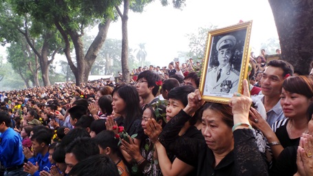 Những giọt nước mắt trước nhà Đại tướng (Ảnh: Quang Phong)