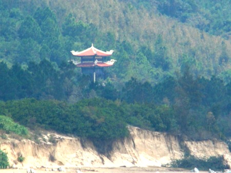 Hình ảnh Vũng Chùa - Đảo Yến - nơi Đại tướng sẽ yên nghỉ - 1 Tháp chuông trên ngọn núi Thọ Sơn nhìn từ xa