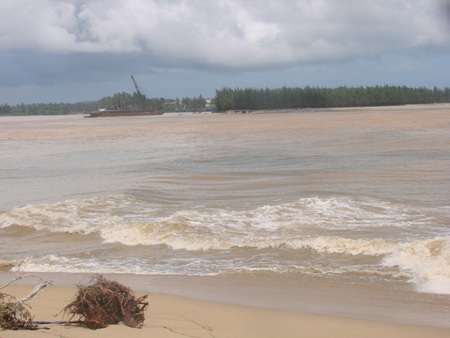 Chỉ sau 7 tháng nạo vét, tận thu cát nhiễm mặn, vị trí này là bờ cát trắng bị nước biển xâm thực