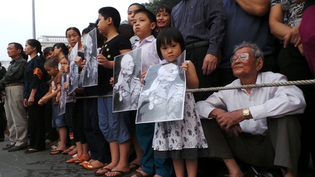 Từ người già đến trẻ nhỏ yên lặng ngóng chờ (Ảnh: Tiến Nguyên)