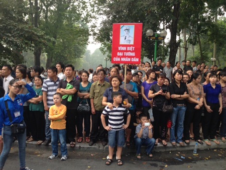 Hàng vạn người đứng chật các con đường chờ tiễn biệt Đại tướng
