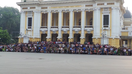 Dòng người đứng chật kín trước Nhà hát lớn (Ảnh: Tiến Nguyên).