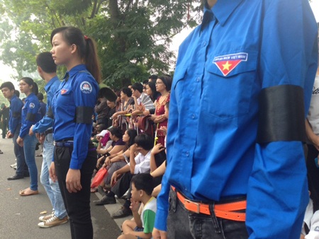 Những sinh viên tình nguyện đeo băng tang (Ảnh: Việt Hưng)