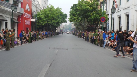 Hàng người đứng kín hai bên đường Tràng Thi (Ảnh: Tiến Nguyên)