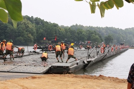 Diễn tập thực binh ứng phó thảm họa khẩn cấp cấp khu vực - 3 Lực lượng công binh làm cầu phao để sơ tán người dân. Ảnh: VGP/Nguyên Linh