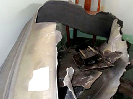 Xác minh “vật thể lạ” rơi xuống sau tiếng nổ trên không - 1 Một trong nhiều mảnh kim loại rơi tại xã Thuận Quý