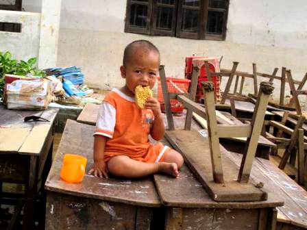 Bộn bề âu lo sau trận lũ lịch sử - 2 Người dân xót xa nhìn những hạt lúa còn sót lại khi lũ cuốn trôi qua cửa sổ (Ảnh: Doãn Hòa)