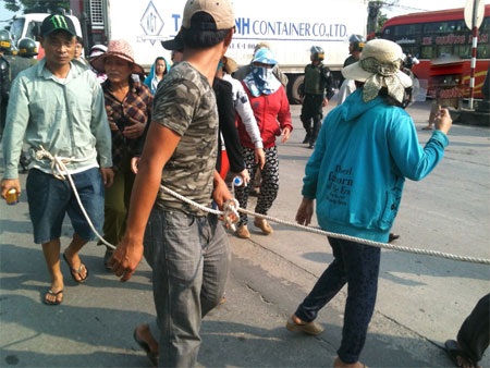 Hàng trăm người dân chặn đường, Quốc lộ 1A ùn tắc - 2 3 công nhân bị trói bắt đi theo đoàn người