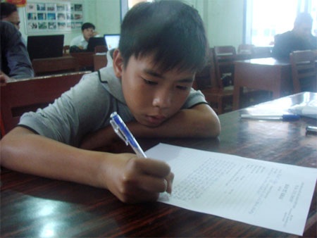 Ngư dân bàng hoàng kể chuyện bị tàu tông xuống biển - 1 Cậu bé 13 tuổi thất thần khi tường trình lại sự việc