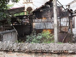 Khắc phục triệt để môi trường xung quanh vụ nổ kho pháo hoa - 1 Một nhà dân bị cháy sau vụ nổ (Ảnh: TTXVN)