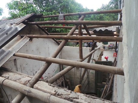 Một mái nhà dân vỡ toác sau vụ nổ